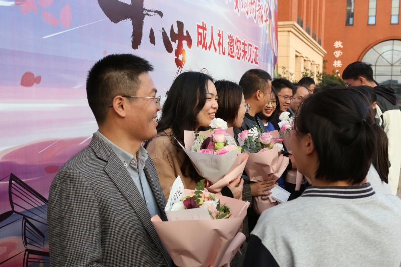 4班主任献花.JPG